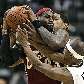 LeBron James, do Cleveland Cavaliers, tenta evitar que jogadores dos Pacers lhe roubem a bola