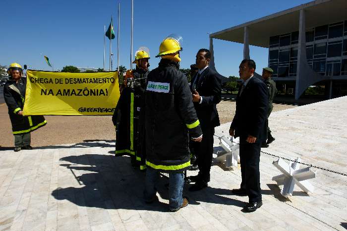 Greenpeace leva 6 pessoas a protesto diante do Planalto