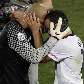 Donovan, dos EUA, comemora a classificação para as finais da copa com o goleiro Howard Donovan, dos EUA, comemora a classificação para as finais da copa com o goleiro Howard
