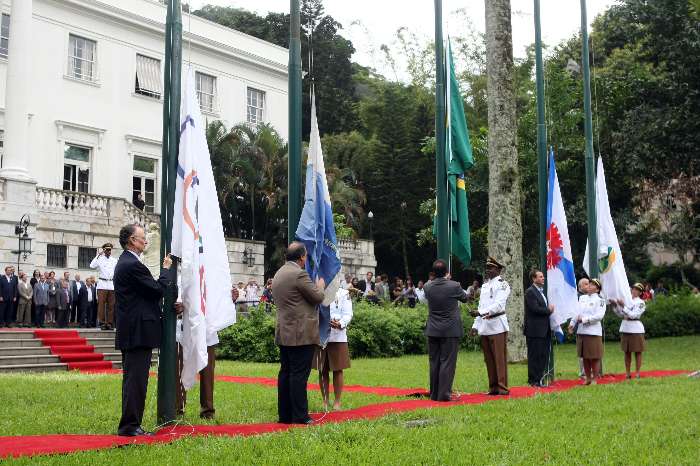 Nuzman, Paes, Cabral e Osorio hasteiam bandeira olímpica no Rio