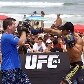 Lutadores fazem demonstração do UFC na praia da Barra da Tijuca