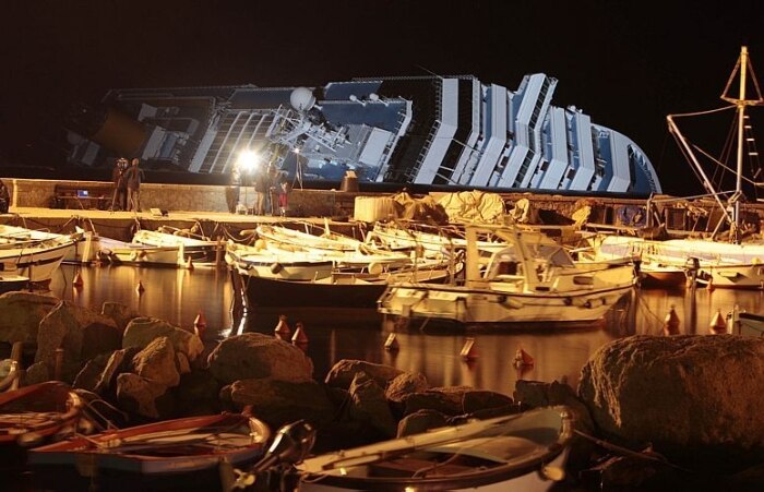 Costa Concordia naufragou perto da ilha de Giglio, na costa da Itália