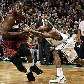 Rajon Rondo, dos Celtics, tenta roubar a bola de Wade, do Heat Rajon Rondo, dos Celtics, tenta roubar a bola de Wade, do Heat