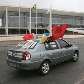 Um eleitor de Dilma Rousseff  passeando de carro com bandeiras em frente ao Palácio do Planalto