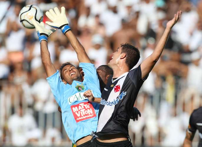 Gian Mariano tromba com o goleiro do Tigres no gol da vitória do Vasco