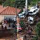 Carros levados pela chuva param em barranco em Funchal, na Ilha da Madeira