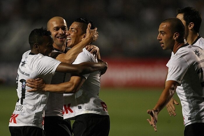 Corinthians vence por 3 a 1 e afasta o Grêmio da liderança do Brasileirão
