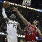 LeBron James, do Cavaliers, salta para a enterrada contra a marcação de Joakim Noah, do Bulls LeBron James, do Cavaliers, salta para a enterrada contra a marcação de Joakim Noah, do Bulls