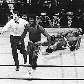 O árbitro Arthur Marcante tira Joe Frazier após atingir Muhammad Ali