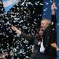 Nestor Kirchner e sua mulher, a presidente Cristina Kirchner, acenam para simpatizantes do governo