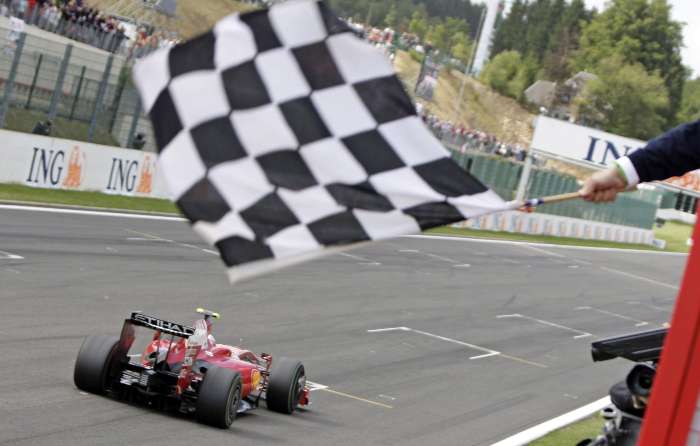 Kimi Raikkonen recebe a bandeirada pela vitória no GP da Bélgica de F-1