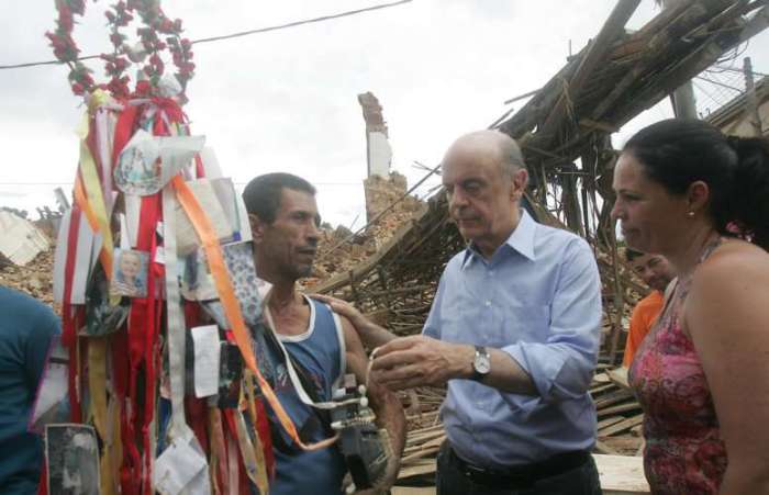 Governador de SP, José Serra, em frente ao local onde era a Igreja Matriz, em S. Luiz do Paraitinga