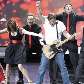 Jimmy Fallon abriu festa com uma apresentação musical Jimmy Fallon abriu festa com uma apresentação musical