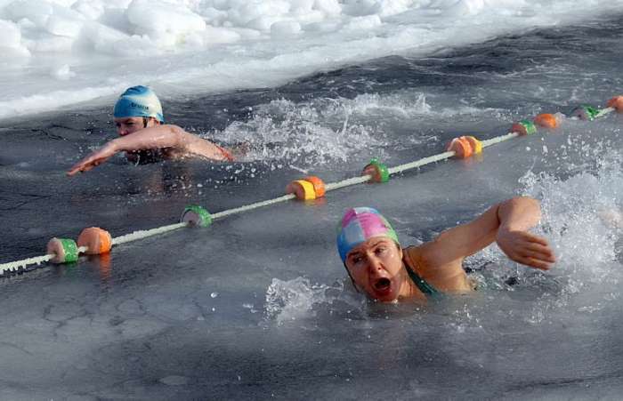 Russos participam de competição de natação em pleno inverno em Vladivostok