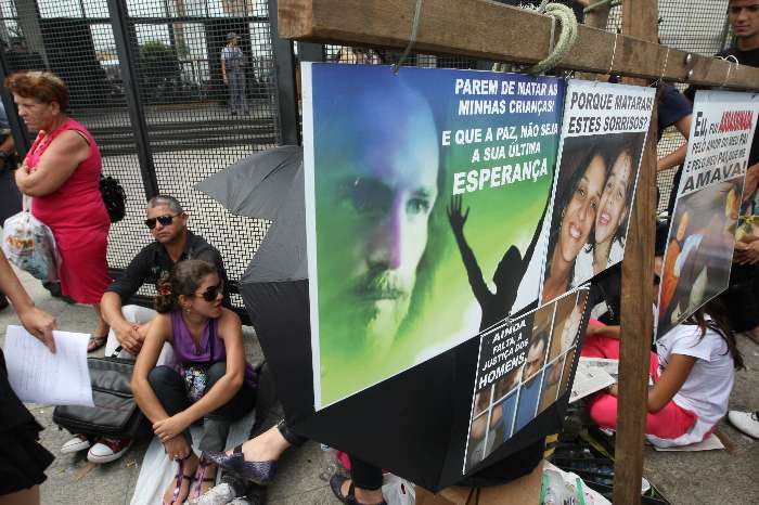 Movimentação de curiosos em frente ao Fórum de Santana, onde ocorre o julgamento do caso Isabella