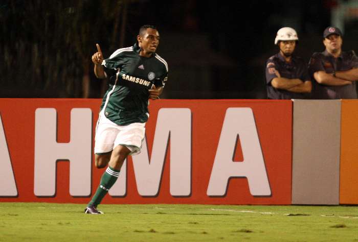 Obina vibra após fazer gol em Palmeiras 1 x 1 Santos no Palestra Itália