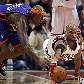 Al Harrington, do New York Knicks, e Taj Gibson, do Chicago Bulls, disputam bola em partida da NBA Al Harrington, do New York Knicks, e Taj Gibson, do Chicago Bulls, disputam bola em partida da NBA