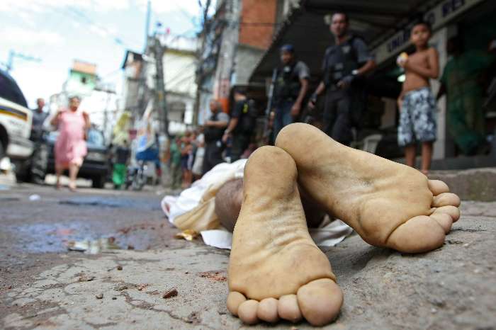 Ao menos duas pessoas morrerram na ação na favela. Segundo a polícia, ambas eram traficantes