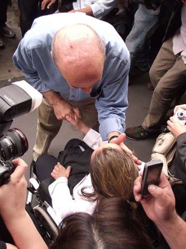 O candidato José Serra cumprimenta cadeirantes  nesta sábado (02), em São Paulo. 03/10/2010         