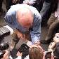 O candidato José Serra cumprimenta cadeirantes  nesta sábado (02), em São Paulo. 03/10/2010         