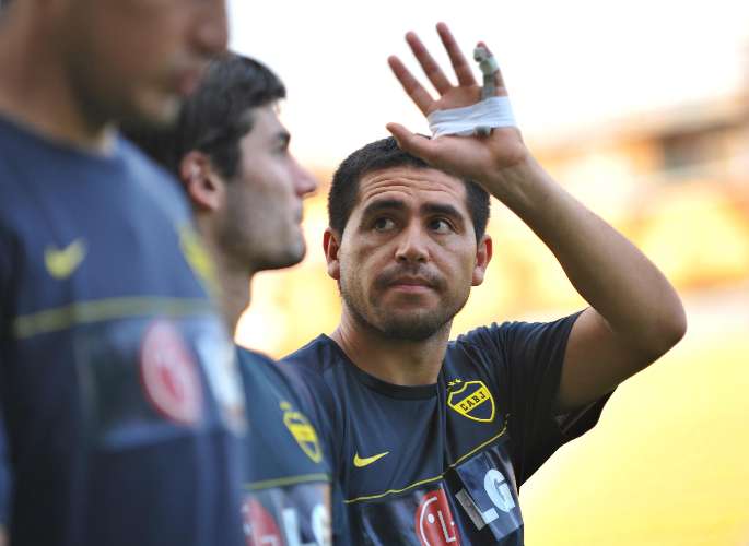 Riquelme acena para torcedores em treino do Boca Juniors na Grécia