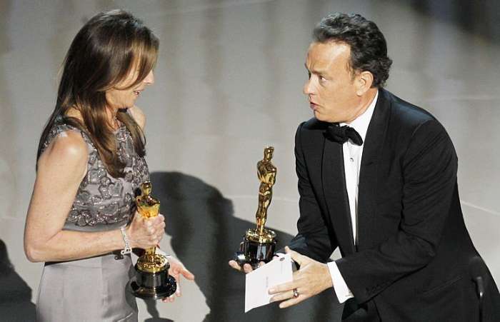 Apresentador Tom Hanks entrega o Oscar de Melhor Diretor à Kathryn Bigelow pelo  Guerra ao Terror