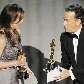 Apresentador Tom Hanks entrega o Oscar de Melhor Diretor à Kathryn Bigelow pelo  Guerra ao Terror