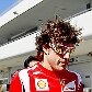 Fernando Alonso, piloto da Ferrari, dá atenção para fã