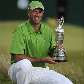 Stewart Cink exibe o troféu após vencer o Aberto Britânico de golfe na Escócia