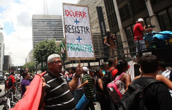Cerca de 500 protestam por moradia na Avenida Paulista