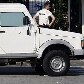 Seguranças escoltam a saída de Mladic da prisão de Belgrado, na Sérvia. 31/05/2011