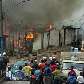 Moradores e policiais observam chamas nos barracos incendiados no Capão Redondo Moradores e policiais observam chamas nos barracos incendiados no Capão Redondo