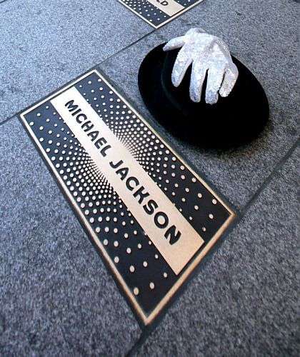 Na calçada da fama, em Los Angeles, as homenagens começam a se acumular na estrela de Michael