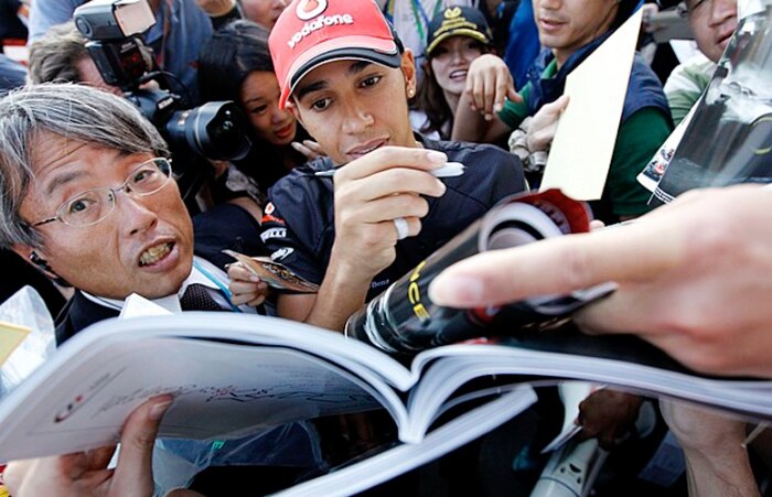 Lewis Hamilton é cercado por japoneses em busca de um autógrafo