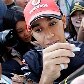 Lewis Hamilton é cercado por japoneses em busca de um autógrafo
