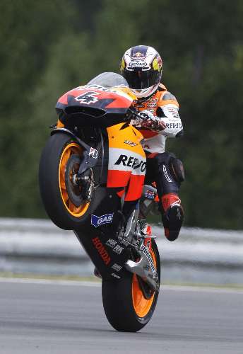 Andrea Dovizioso empina sua Honda no treino livre da MotoGP em Brno