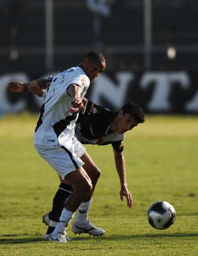 Deda e Rodrigo Pimpão disputam a bola no empate por 1 a 1 entre Ponte Preta e Vasco