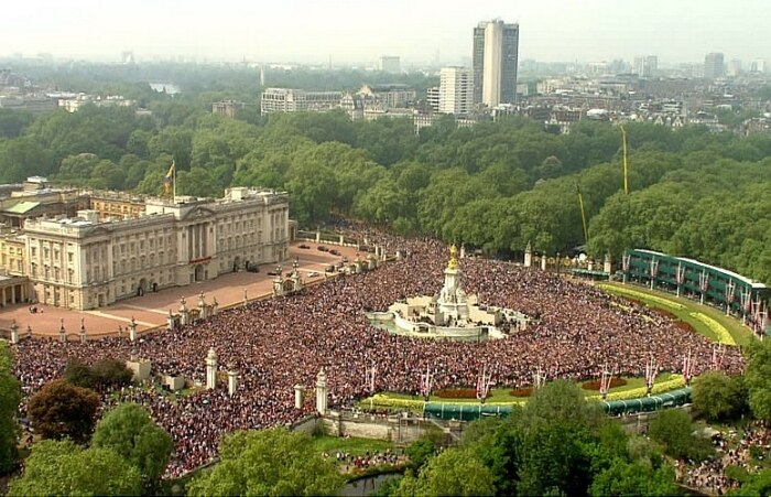 Multidão que acompanhou casamento por telões aguardam casal real em frente ao Palácio de Buckingham
