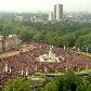 Multidão que acompanhou casamento por telões aguardam casal real em frente ao Palácio de Buckingham