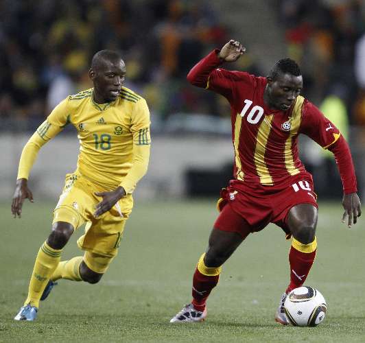 Thanduyise Khuboni, da África do Sul, corre atrás de Asamoah Kwado, de Gana, em amistoso