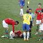 Luis Fabiano recebe o cartão amarelo por cometer falta no português Pepe