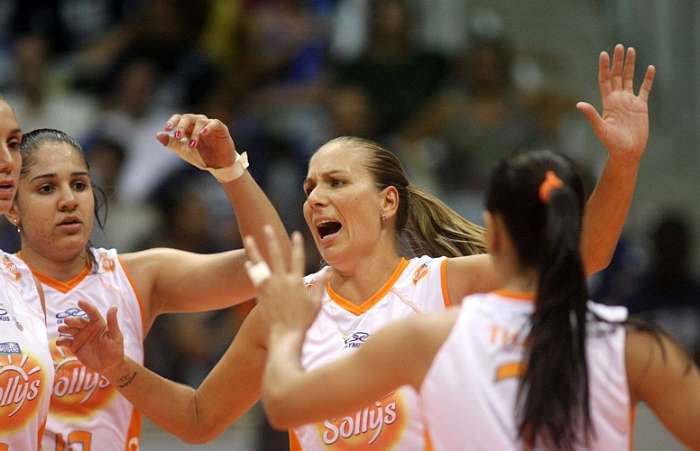 Carol (centro) comemora a vitória do Osasco sobre o Unilever, no Rio, por 3 sets a 1 pela Superliga 
