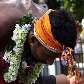 Devoto hindu benze menino durante procissão do templo de Skanda, em Colombo, no Sri Lanka