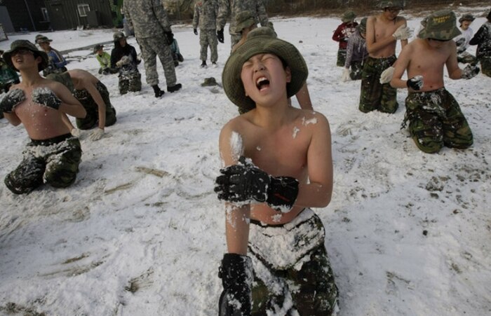 Treinamento militar para adolescentes: na Coreia do Sul, estudantes participam de acampamento