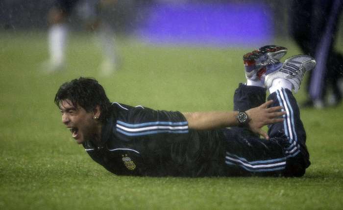 Maradona comemora gol da vitória da Argentina contra o Peru