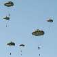 Paraquedistas búlgaros saltam de avião militar dos EUA durante o Thracian Spring 2010, na Bulgária