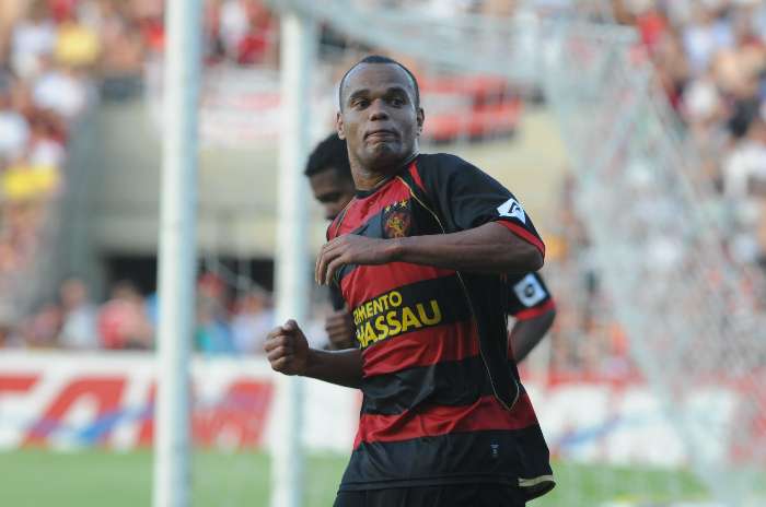 Weldon marca três gols na vitória do Sport Recife sobre o Flamengo