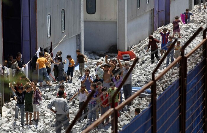 Refugiados sírios protestam contra o presidente Bashar al-Assad, na Turquía