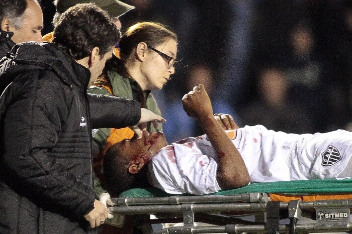 Eron, do Atléico-MG, é atendido após ser atingido por Leandro, do Grêmio