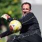 Rogério Ceni leva gol durante treino do São Paulo no CT da Barra Funda para o Campeonato Paulista